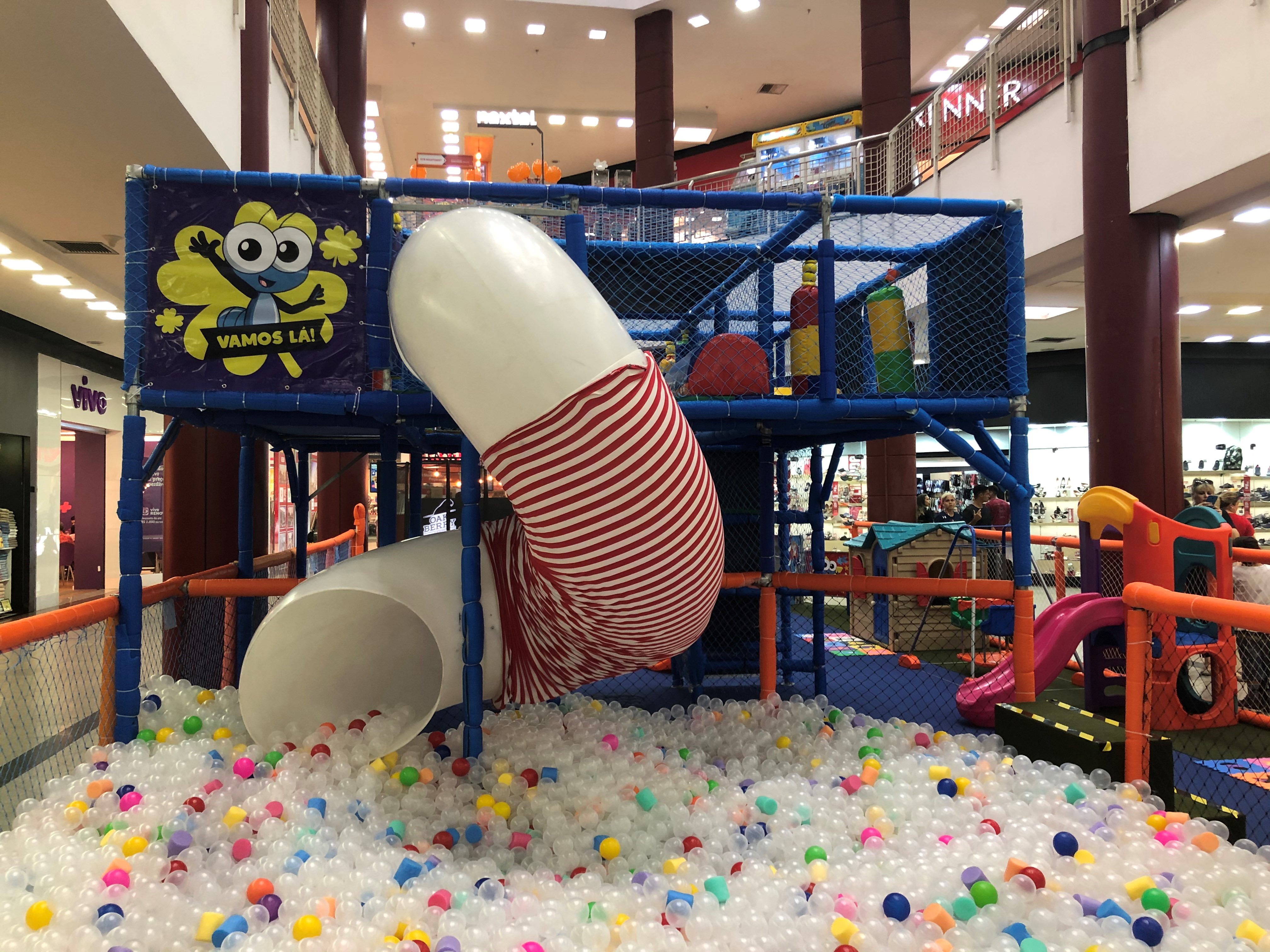 Shopping em Belém alaga e parte do teto de parquinho infantil